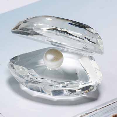 Ocean's Delight: Crystal Clamshell Favor with a Hidden Pearl